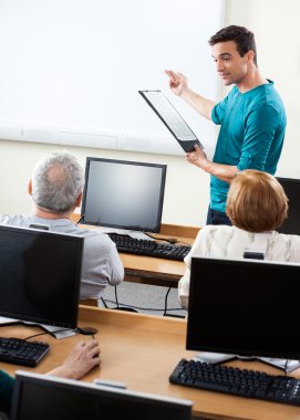Son sınıf öğrencileri için öğretmen vererek dersleri laboratuar hesaplamak