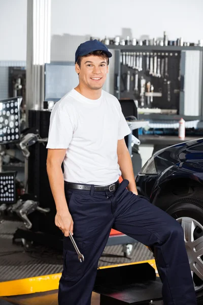 Sorrindo Masculino Mecânico Em Garagem — Fotografia de Stock