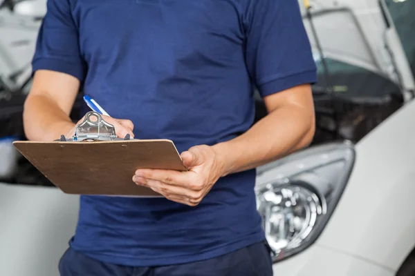 Midsection of Mechanic Holding Rim Wrench — стоковое фото