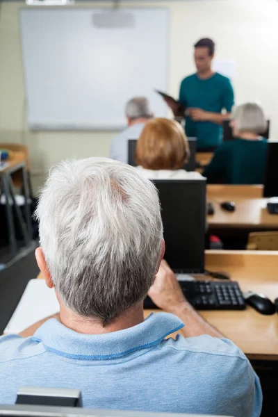 Estudante com professor masculino em aula de informática — Fotografia de Stock