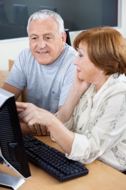 Son sınıf öğrencileri sınıfta bilgisayar kullanarak