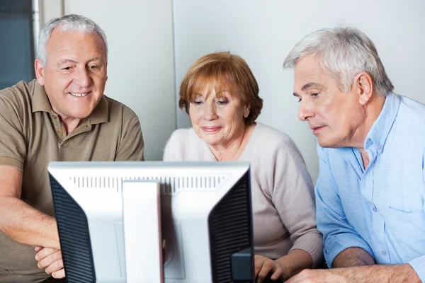 Happy Senior personer som använder datorn i klassrummet — Stockfoto