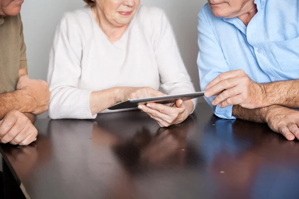 Seniora elever använder Tablet PC på skrivbordet — Stockfoto