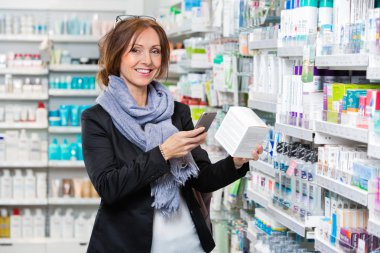 Müşteri ürün Pharmac akıllı telefon aracılığıyla tarama gülümseyen