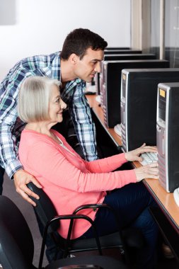 Bilgisayar kullanarak kadın kıdemli yardımcı öğretmen