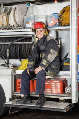 Mutlu çalışan itfaiye içinde oturan