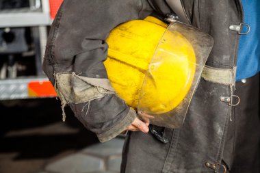 Kadın itfaiyeci sarı kask Holding