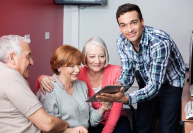 Dijital Tablet sınıfta kullanmak için yol gösterici son sınıf öğrencileri öğretmen