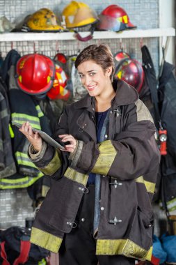 Mutlu Firewoman dijital Tablet itfaiyeye kullanma