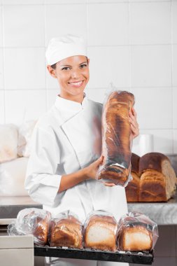 Gösterilen kendine güvenen Bayan Baker ekmek Paketli