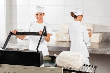 Bayan Baker fırında vakum Makinası kullanarak