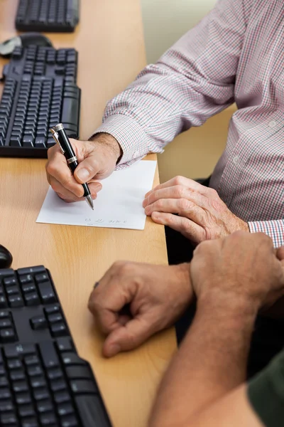 Studenti anziani che studiano in classe di computer — Foto Stock