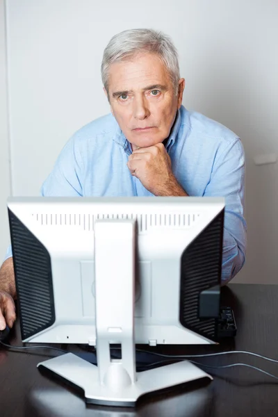 Äldre Man med datorn i klassrummet — Stockfoto