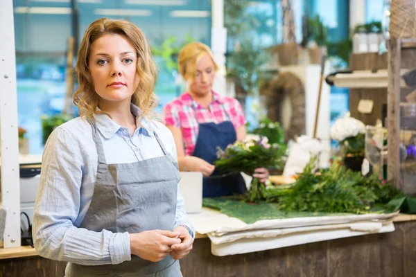 Portret van vertrouwen vrouwelijke bloemist In winkel — Stockfoto