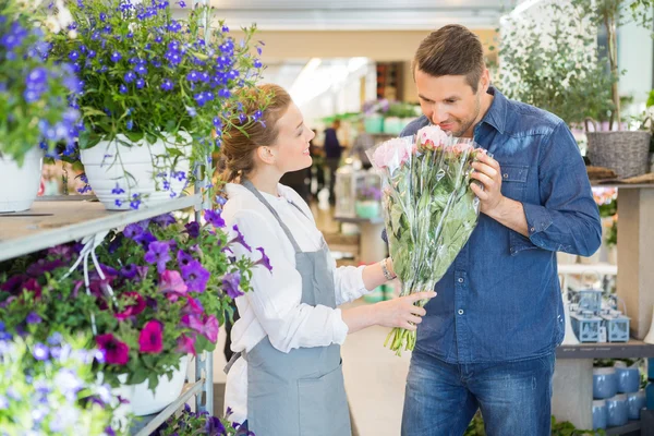 Florist ger kunden att lukta färsk blombukett — Stockfoto