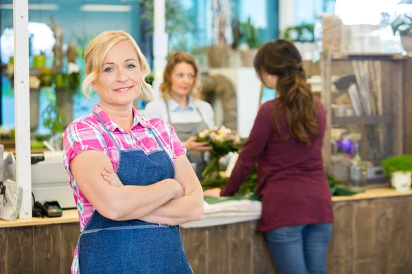 Portrait de fleuriste femme confiante dans la boutique — Photo