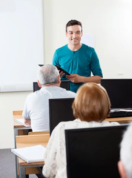 Teacher Giving Lessons To Students In Compute Lab — Stock Photo, Image