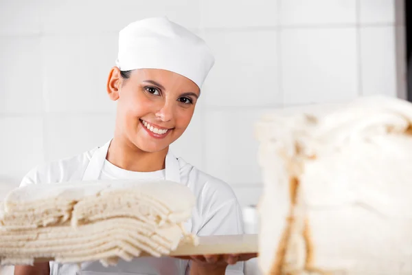 Säker kvinnliga bagare med brödskivor — Stockfoto