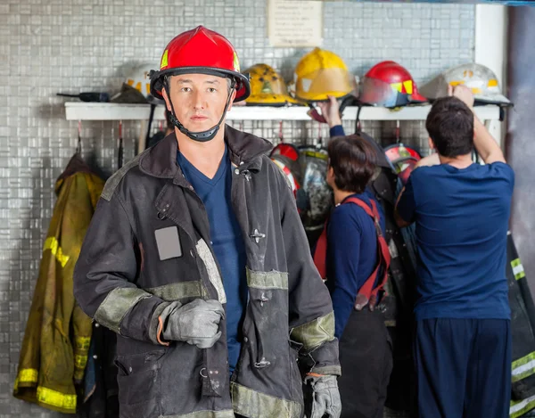 Säker brandman står vid brandstation — Stockfoto