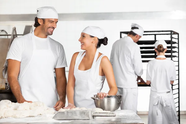 Panettieri guardando l'un l'altro mentre si lavora in forno — Foto Stock