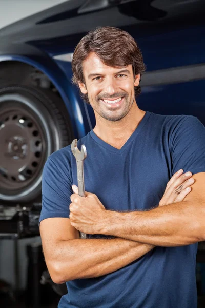 Glimlachend Mechanic staande gekruiste armen — Stockfoto