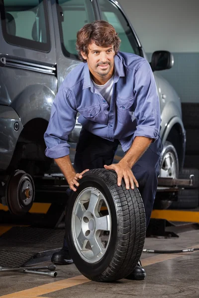 Mechanic Holding Car Tire — Stock Photo, Image