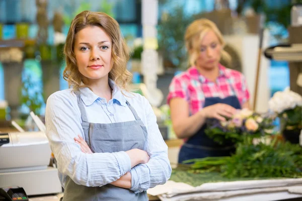 Säker kvinnliga företagare i blomsteraffär — Stockfoto