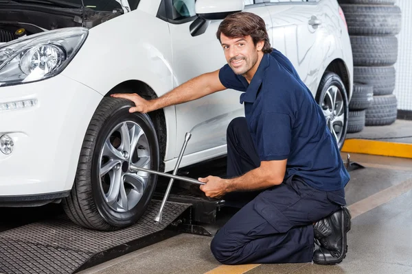 Mekanik sabitleme otomobil lastiği Garage portresi — Stok fotoğraf