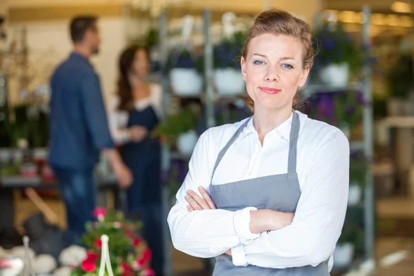 Porträtt av säker innehavaren i blomsteraffär — Stockfoto