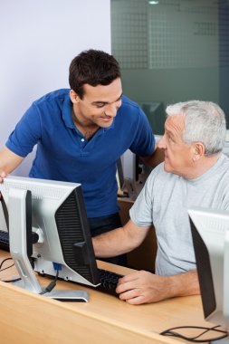 Bilgisayar sınıf kullanarak üst düzey adam öğretmen