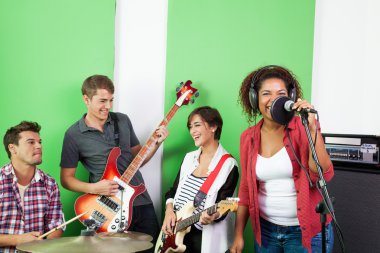 Grup üyeleri Studio kayıt gerçekleştirme