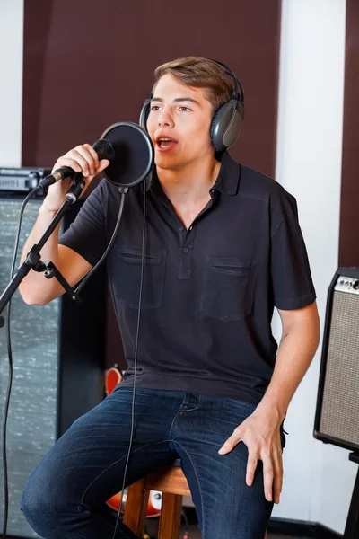 Joven cantante masculino actuando en el estudio — Foto de Stock