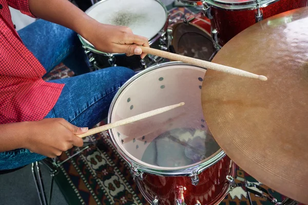Buik van vrouwelijke Drummer uitvoeren — Stockfoto