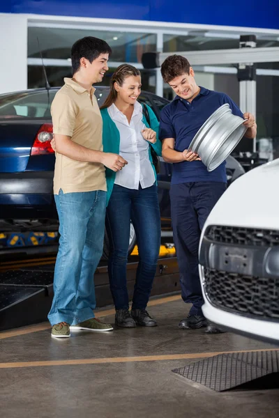 Mechanic Showing Alloy To Couple — Stock Photo, Image
