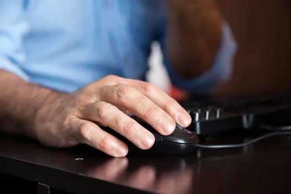 Homem usando computador Mouse na mesa na classe — Fotografia de Stock