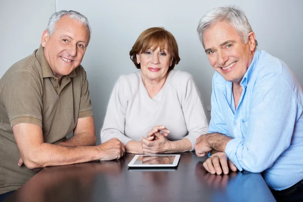 Gelukkige Senior mensen met digitale Tablet In de klas — Stockfoto