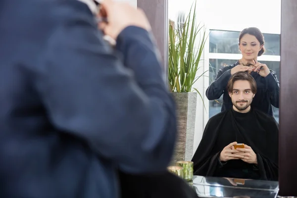 Maschio cliente ottenere taglio di capelli in salone — Foto Stock