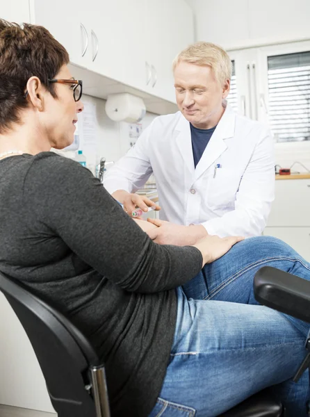 Läkare samla in patienter blod för Test på sjukhus — Stockfoto