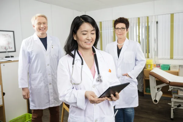 Doctor Holding Digital Tablet While Standing With Colleagues — Stock Photo, Image