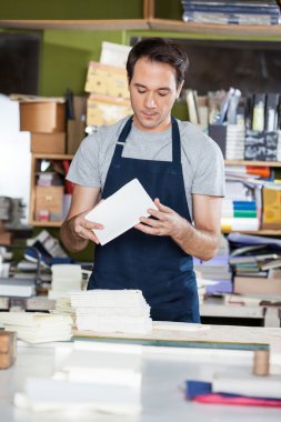 Fabrika işçisi yapma dizüstü bilgisayarlar