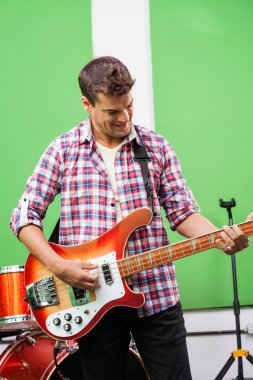 Profesyonel stüdyo kayıt gitar çalmak gülen