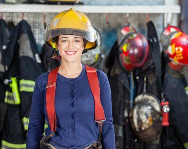 Kendinden emin Firewoman itfaiyeye ayakta