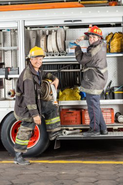 Mutlu itfaiye kamyon, itfaiye tarafından ayakta