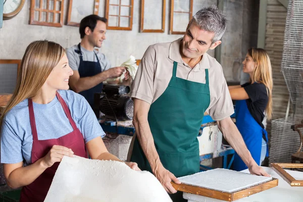 Workers Making Papers While Looking At Each Other — Stock Photo, Image