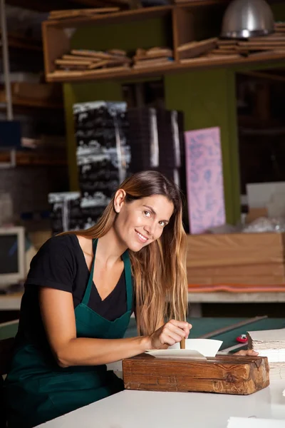 Female Worker Using Needle To Make Holes On Paper — Stock Photo, Image