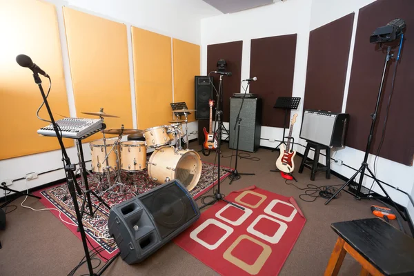 Микрофоны и музыкальный инструмент в студии — стоковое фото