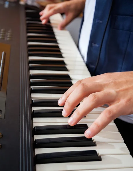 Mans handen spelen Piano In de opnamestudio — Stockfoto
