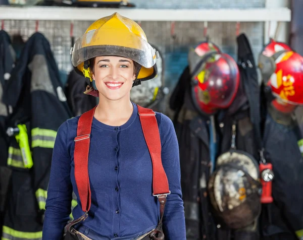 Kendinden emin Firewoman itfaiyeye ayakta