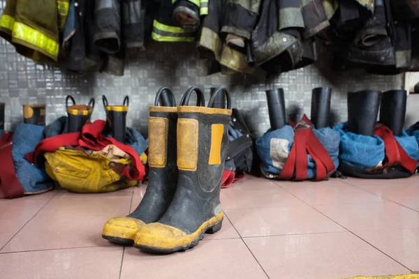 Boty na podlaze na požární stanici — Stock fotografie
