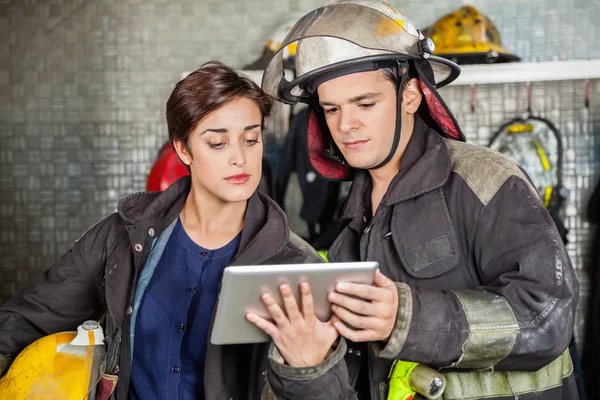 Пожарные используют цифровые планшеты — стоковое фото